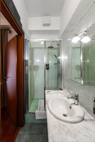 Double Room image 8