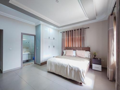 One-Bedroom Apartment image 7
