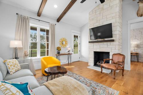 Sunflower Cottage with hot tub & VIEWS in Comfort (TX)