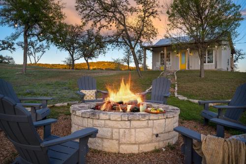 Sunflower Cottage with hot tub & VIEWS in Comfort (TX)