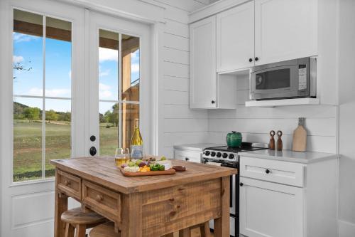 Sunflower Cottage with hot tub & VIEWS in Comfort (TX)