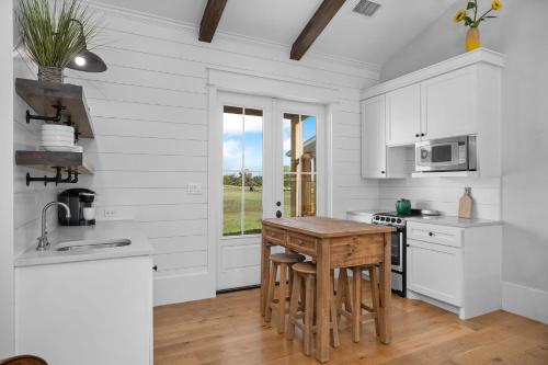Sunflower Cottage with hot tub & VIEWS in Comfort (TX)