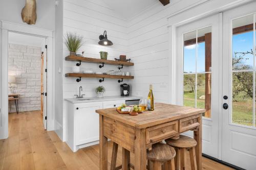 Sunflower Cottage with hot tub & VIEWS in Comfort (TX)