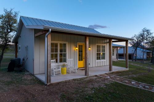 Sunflower Cottage with hot tub & VIEWS in Comfort (TX)