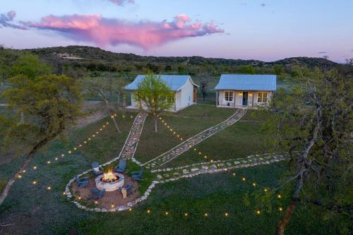 Sunflower Cottage with hot tub & VIEWS in Comfort (TX)