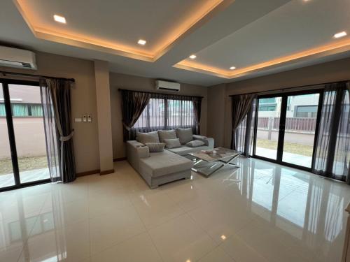 The Lake Huay Yai Three-Bedroom Villa