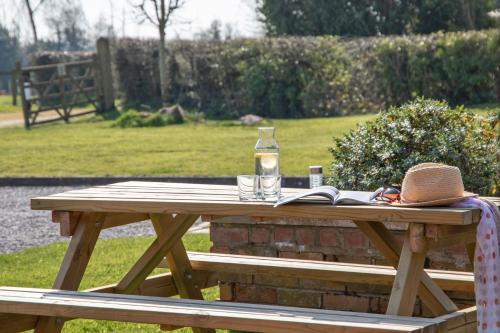 Apkārtne, Zoe's Cottage with Alpaca's and 7 mins drive to Alton Towers in Croxden