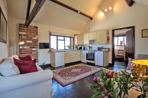 virtuve, Zoe's Cottage with Alpaca's and 7 mins drive to Alton Towers in Croxden