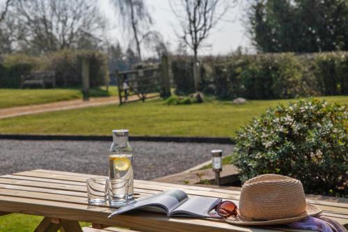 Dārzs, Zoe's Cottage with Alpaca's and 7 mins drive to Alton Towers in Croxden