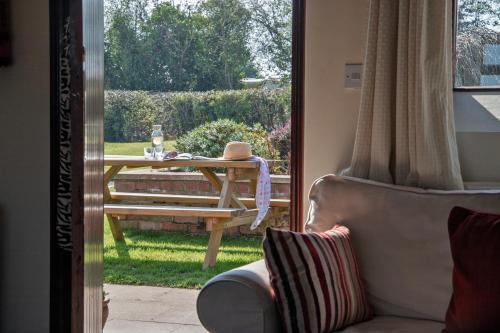 Dārzs, Zoe's Cottage with Alpaca's and 7 mins drive to Alton Towers in Croxden