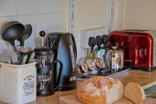 virtuve, Alpaca Cottage 7mins to Alton Towers in Croxden