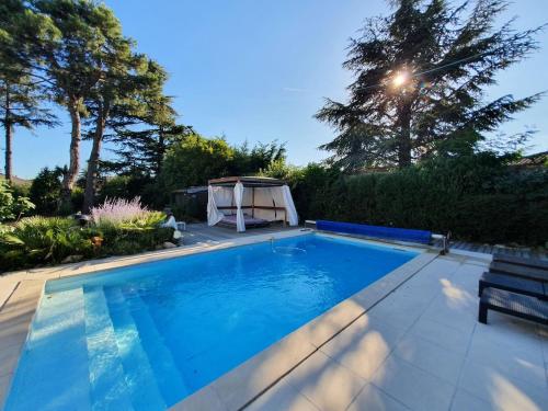 Maison 8 personnes avec piscine chauffée en Ardèche Safari Peaugres gîte à louer Annonay