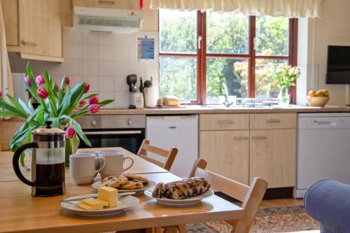 virtuve, Charlie's Cottage with Alpacas and 7mins drive to Alton Towers in Croxden
