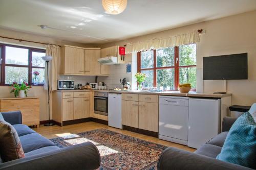 virtuve, Charlie's Cottage with Alpacas and 7mins drive to Alton Towers in Croxden