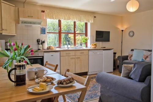 virtuve, Charlie's Cottage with Alpacas and 7mins drive to Alton Towers in Croxden