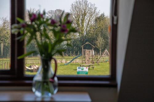 Skats, Charlie's Cottage with Alpacas and 7mins drive to Alton Towers in Croxden