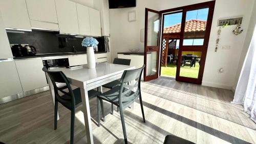 Blu Caletta - waterfront apartment with garden, La Caletta