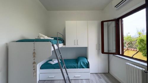 Blu Caletta - waterfront apartment with garden, La Caletta (foto 3)