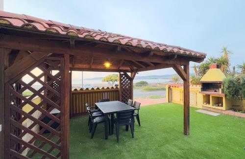 Blu Caletta - waterfront apartment with garden, La Caletta (foto 4)