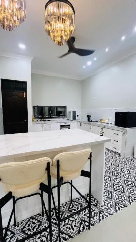 Husna White Homestay in Bukit Payong