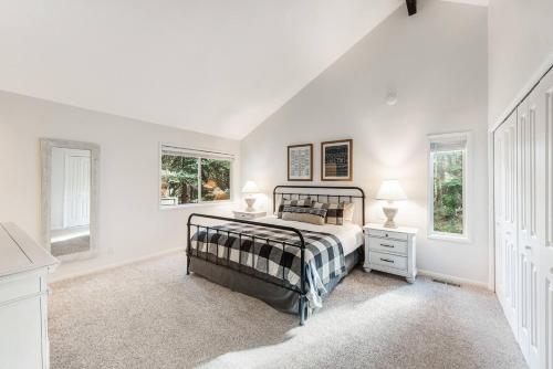 Sleeps 24+, 7 bd 4 bth, Hot tub, SHARC, Golf, Sunriver (photo 3)