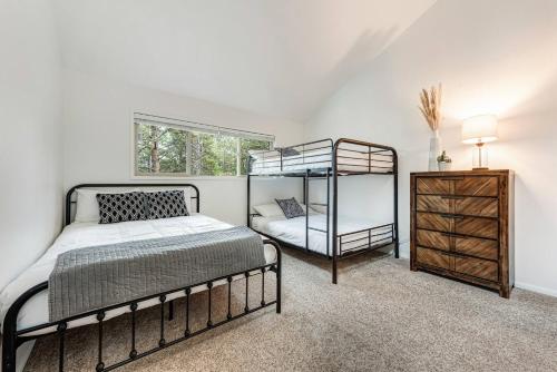 Sleeps 24+, 7 bd 4 bth, Hot tub, SHARC, Golf, Sunriver (photo 7)