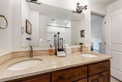 Sleeps 24+, 7 bd 4 bth, Hot tub, SHARC, Golf, Sunriver (photo 8)