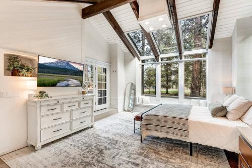 Sleeps 24+, 7 bd 4 bth, Hot tub, SHARC, Golf, Sunriver (photo 9)