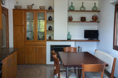 Konyha, L'Ametller, casa Empordà, jardí, barbacoa, vistes (L'Ametller, casa Emporda, jardi, barbacoa, vistes) in Borrassa