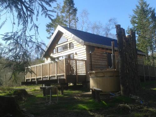 Burnside Cabin (3 bedrooms) – Wood fired hot tub (extra charge) and free Wi-Fi