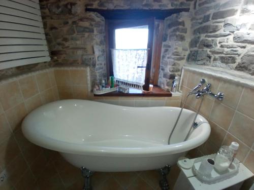 Momo 1741 - 4BR Historic stone house in the Apennines in Valmozzola