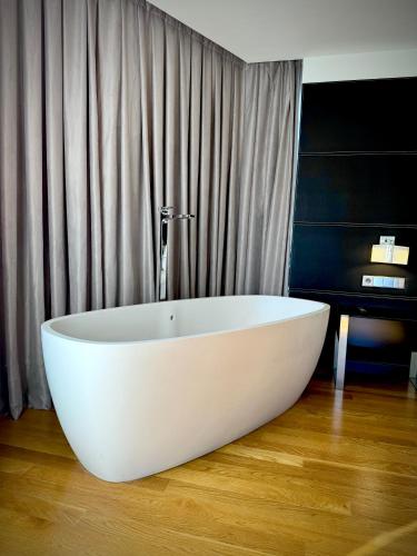 Executive Suite image 10