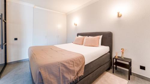 Modern Studio with Balcony & AC in Salgados by Lovelystay 2