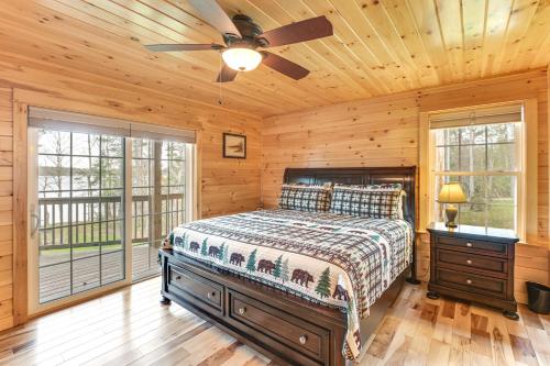Waterfront Davis Pond Cabin w/ Dock + Kayaks! in Orono (Maine)