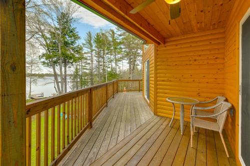 Waterfront Davis Pond Cabin w/ Dock + Kayaks! in Orono (Maine)