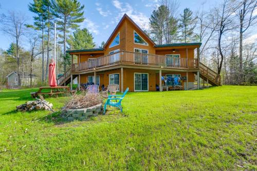 Waterfront Davis Pond Cabin w/ Dock + Kayaks! in Orono (Maine)