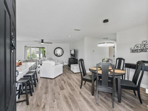 962 Z2B VILLAGE OF EL CORTEZ by REMAX Premier in เลดี้ เลค (FL)