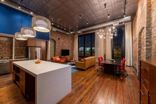Nashville Riverfront Family Loft Stay for 4 – Nashville, TN