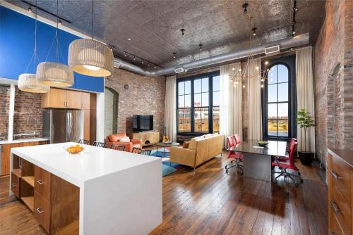 Nashville Riverfront Family Loft Stay for 4 – Nashville, TN