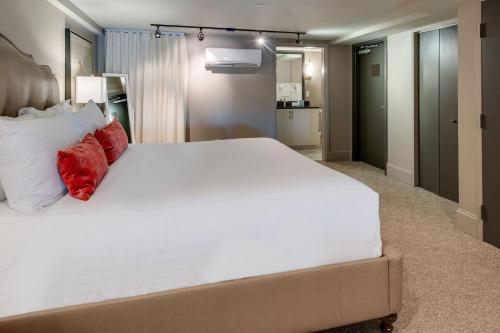 Nashville Riverfront Family Loft Stay for 4