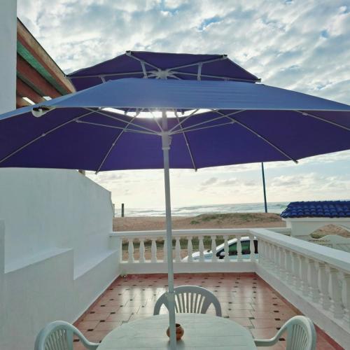 View, Maison de plage pied dans l'eau pour familles in Douar Sehamna