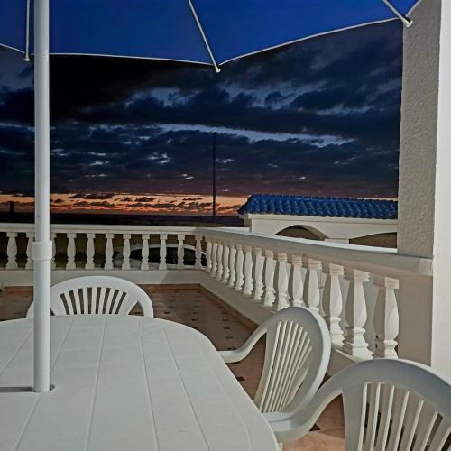 Balcony/terrace, Maison de plage pied dans l'eau pour familles in Douar Sehamna
