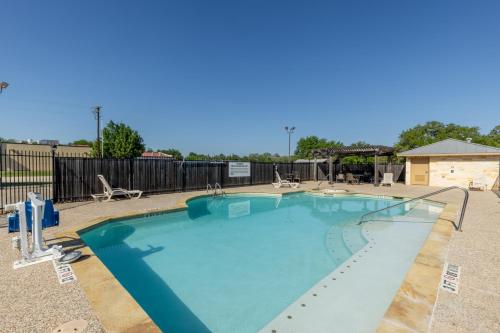Piscina, Hotel Texas Hallettsville in Hallettsville (TX)
