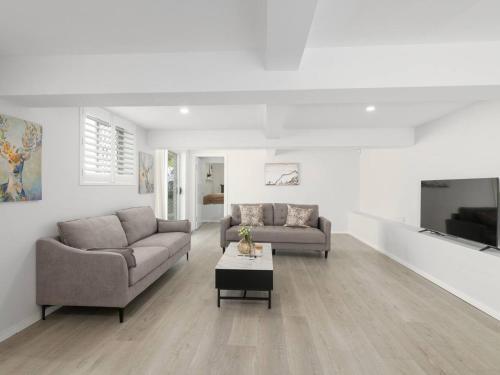 Stylish 4Bedroom Stay Outdoor Dining and City Access