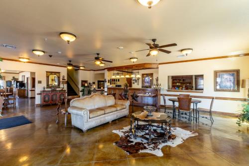 Lobby, Hotel Texas Hallettsville in Hallettsville (TX)