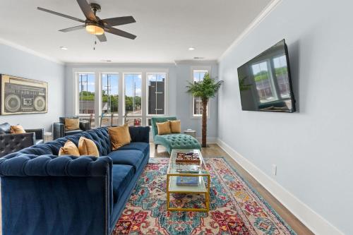 Chic Townhome for 8 w Rooftop