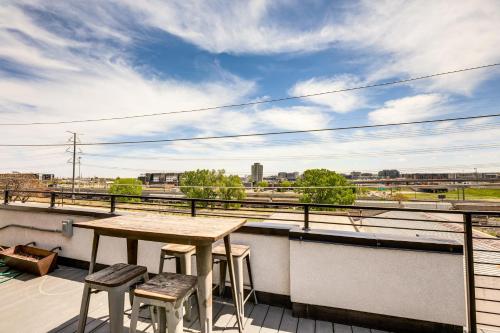 2 Mi to Ball Arena Townhome with Rooftop Patio in Globeville / North Washington