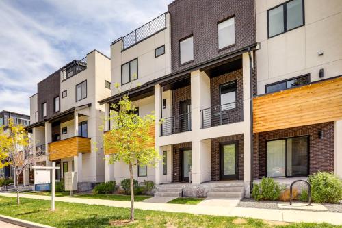 2 Mi to Ball Arena Townhome with Rooftop Patio in Globeville / North Washington