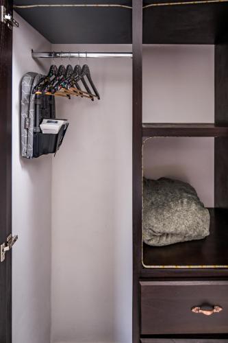 Deluxe King Room image 10