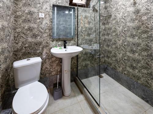 Zuhanyzó, Vardzia Guesthouse Tmogvi in Tmogvi